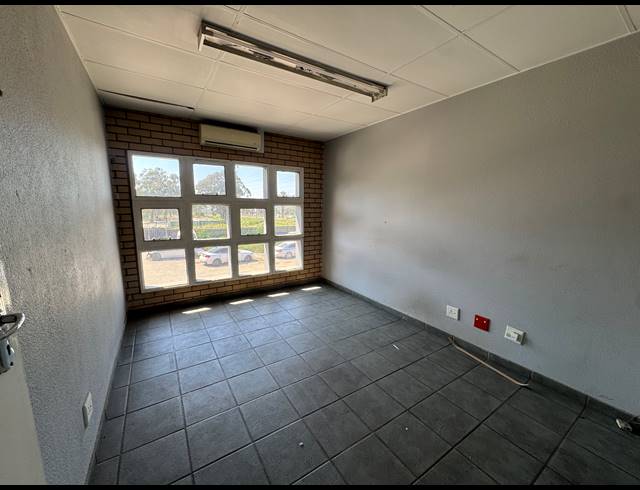 1,100M² WAREHOUSE FOR SALE IN ROBERTVILLE